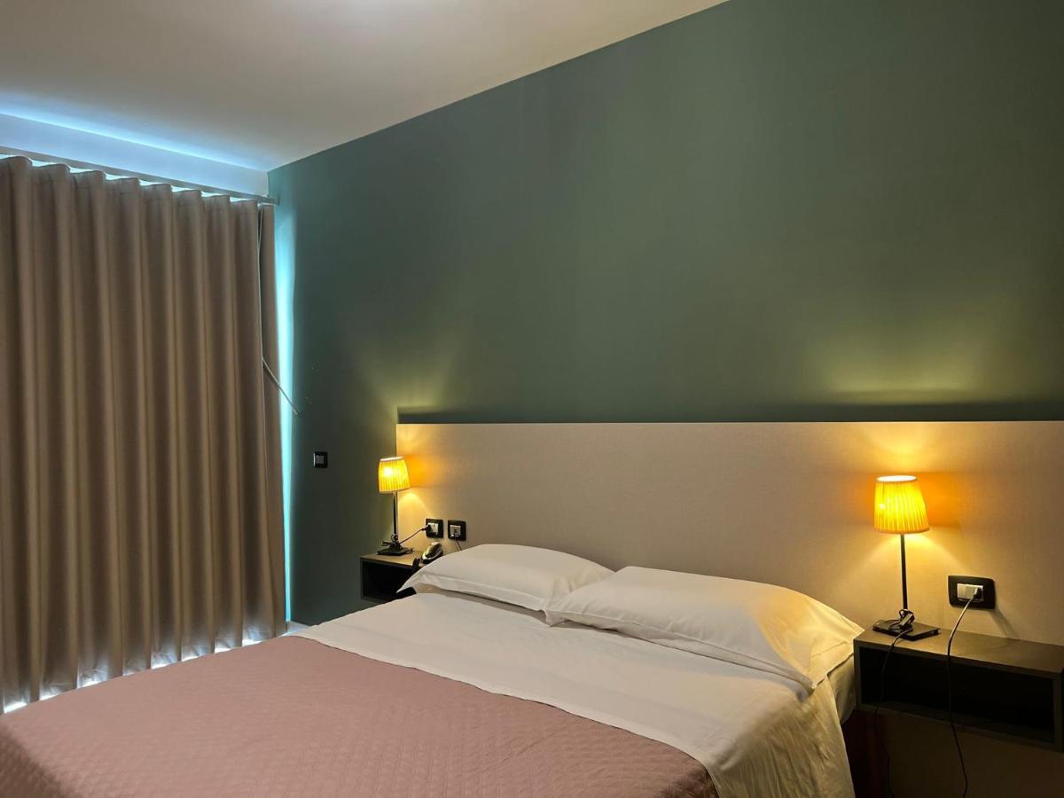 Hotel Futuro Aversa Bagian luar foto